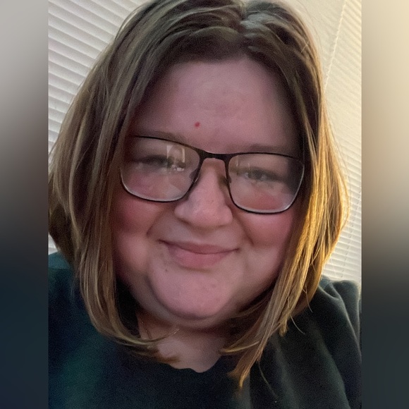 Meet your Posher, Alyssa - Picture 3 of 4